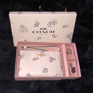 COACH ZIp Wristlet Dandelion Floral Print